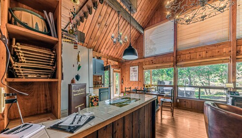 Cruthirds: 'Casual comfort Achieved!' w/ Hot Tub & Pet Friendly