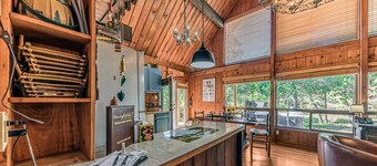 Cruthirds: 'Casual comfort Achieved!' w/ Hot Tub & Pet Friendly