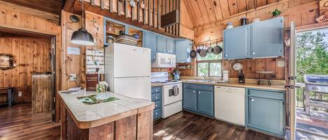 ثلاجة، ميكروويف، فرن، موقد طهي مسطح