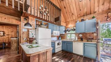 Een koelkast, een magnetron, een oven, een kookplaat