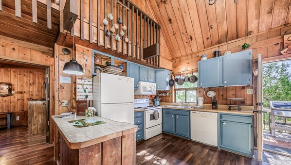 Jääkaappi, mikroaaltouuni, uuni, liesi