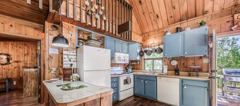 Cruthirds: 'Casual comfort Achieved!' w/ Hot Tub & Pet Friendly