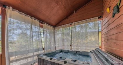 Kizzy's Kove! Close to Midtown with hot tub!