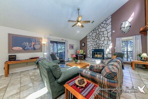 Interior - Kizzy's Kove! Close to Midtown with hot tub! (Ruidoso)