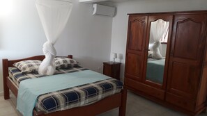 2 bedrooms, iron/ironing board, travel crib, bed sheets - House sills  (trinité)