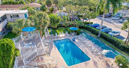 One block from Pompano Beach - condo w/ shared heated pool & sundeck