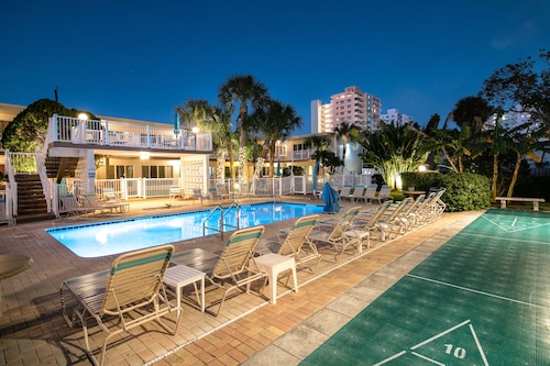 One block from Pompano Beach - condo w/ shared heated pool & sundeck