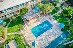 A heated pool - One block from Pompano Beach - condo w/ shared heated pool & sundeck (Pompano Beach)