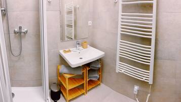 Shower, free toiletries, hair dryer, towels