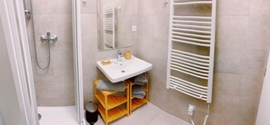 Shower, free toiletries, hair dryer, towels - Residence u Naplavky (Prague)