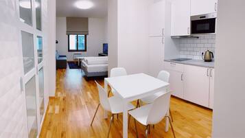 Full-sized fridge, microwave, stovetop, griddle