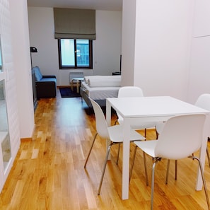 Lemari es besar, microwave, kompor, dan penggorengan