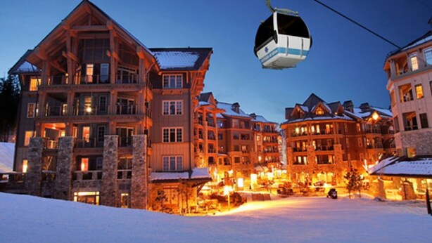 Een groot hotel met meerdere verdiepingen en een in werking zijnde skilift.