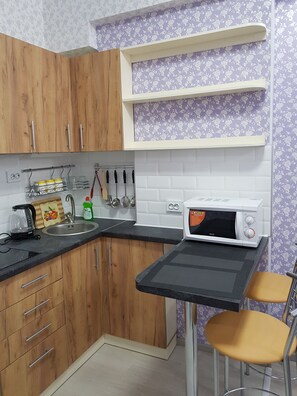 ตู้เย็นขนาดใหญ่, ไมโครเวฟ, เตาประกอบอาหาร, กาต้มน้ำไฟฟ้า