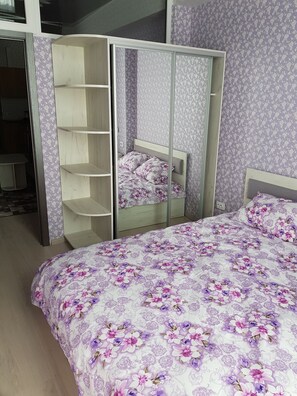 1 habitación, ropa de cama hipoalergénica y escritorio 