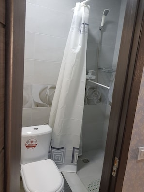 Shower, pengering rambut, sandal, dan handuk