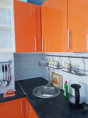 Refrigerador con freezer, microondas, placa de cocina
