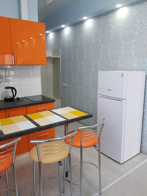 Full-sized fridge, microwave, stovetop, electric kettle