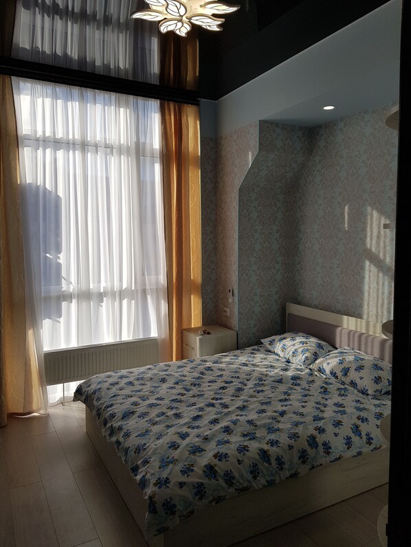 1 bedroom, hypo-allergenic bedding, desk, iron/ironing board