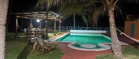 Una piscina al aire libre