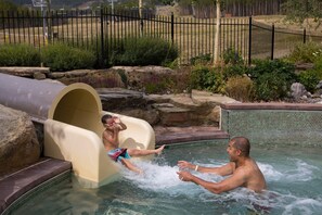 Outdoor spa tub - FAMILY FUN! 25 Mar-1 Apr 2023,True Ski In/Out, 2BR/2BA, Full Kitch, Sleeps 8+  (Breckenridge)
