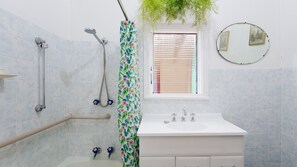 Combined shower/tub - Daves Place, 27 Rigney St - Holiday house with Wifi, Dog Friendly, Aircon & Boat Parking (Shoal Bay)