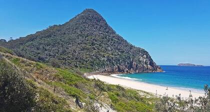 Daves Place, 27 Rigney St - Holiday house with Wifi, Dog Friendly, Aircon & Boat Parking