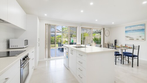 Walk on Birubi, 1/40 Ocean Ave - WIFI, Boat Parking & Water Views