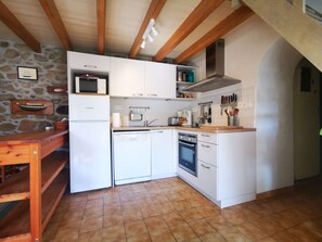 Réfrigérateur, micro-ondes, four, plaque de cuisson