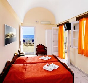Room - Dolphins Apartments (Santorini)