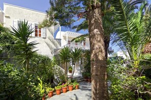 Property grounds - Dolphins Apartments (Santorini)