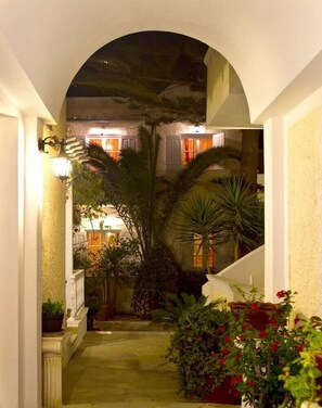 Property grounds - Dolphins Apartments (Santorini)