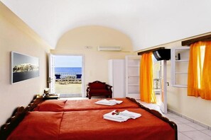 Room - Dolphins Apartments (Santorini)