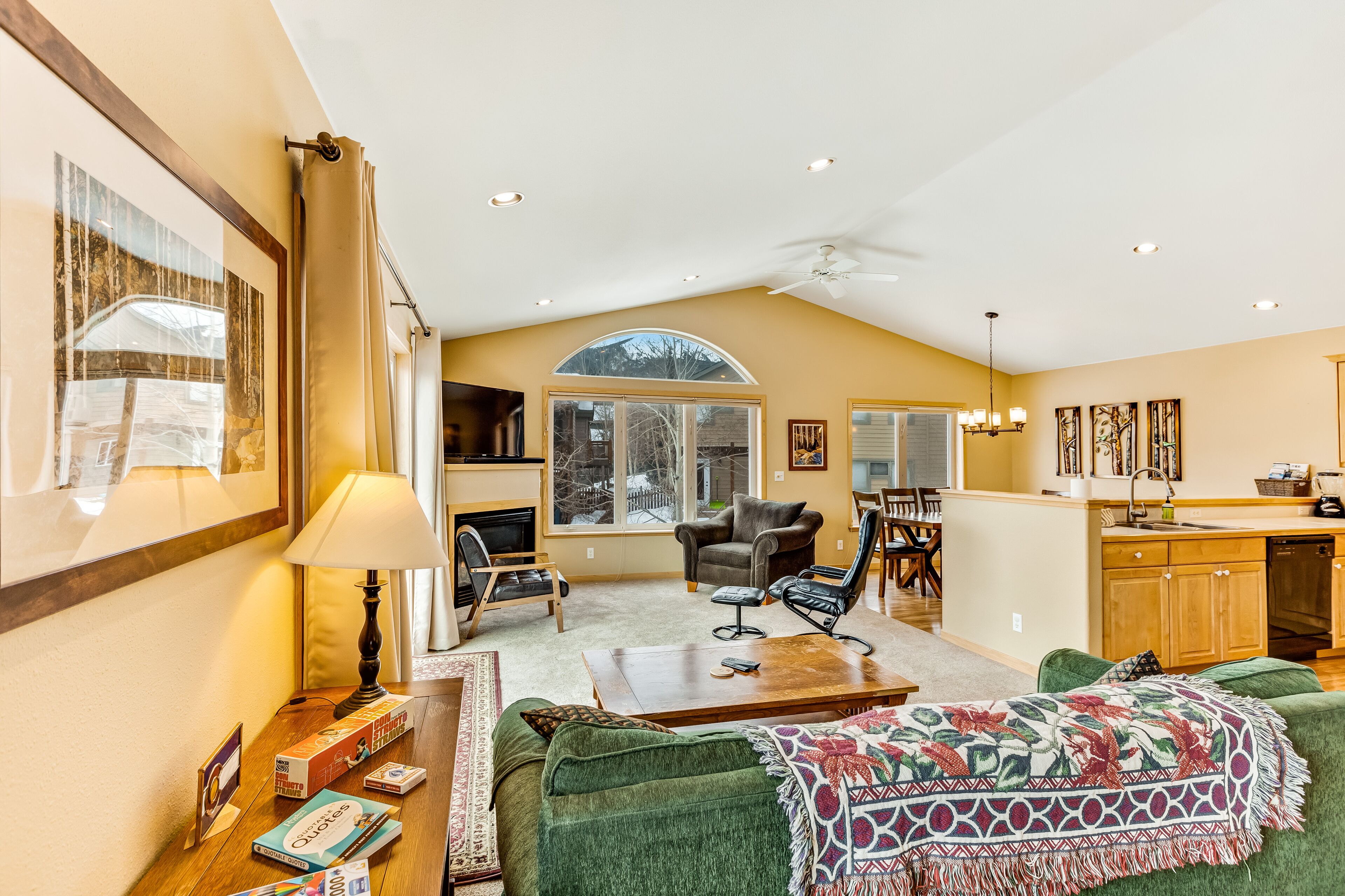 Multi-level mountain home w/fireplace, balcony, washer/dryer. Close to trails