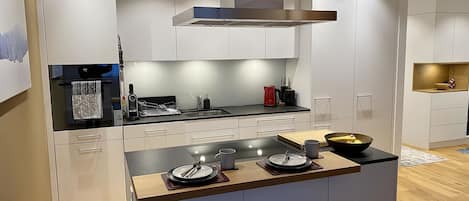 Réfrigérateur, micro-ondes, four, lave-vaisselle