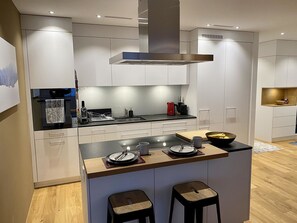 Kühlschrank, Mikrowelle, Ofen, Geschirrspüler