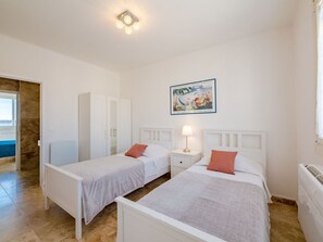2 bedrooms, travel cot, free WiFi, bed sheets