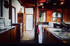 Fridge, stovetop, coffee/tea maker, blender