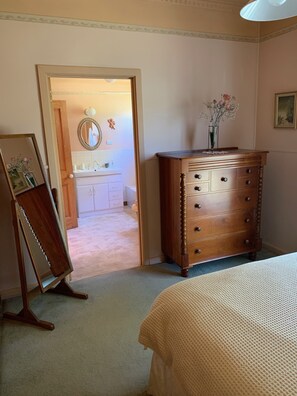 2 bedrooms, iron/ironing board, free WiFi, bed sheets - Much Loved Period Cottage (Penguin)