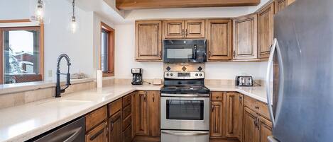 Fridge, oven, stovetop, coffee/tea maker