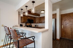 Fridge, oven, stovetop, dishwasher