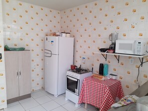 Tủ lạnh, lò vi sóng, bếp nấu, lò nướng bánh mì 