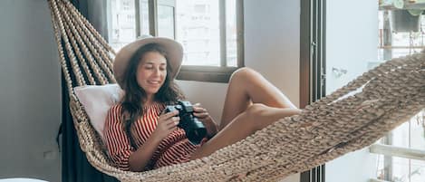 Deluxe Twin Room | Desk, laptop workspace, blackout drapes, soundproofing