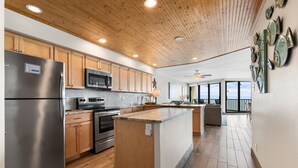 Una cocina moderna con armarios de madera, electrodomésticos de acero inoxidable y una isla grande.