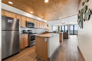 Kylskåp, mikrovågsugn, ugn och spishäll