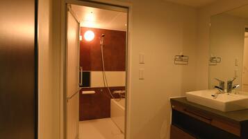 Separate bathtub and shower, deep-soaking bathtub, free toiletries