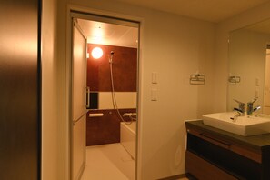 Separate bathtub and shower, deep-soaking bathtub, free toiletries