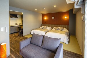 Cubrecamas, escritorio y espacio para trabajar con laptop