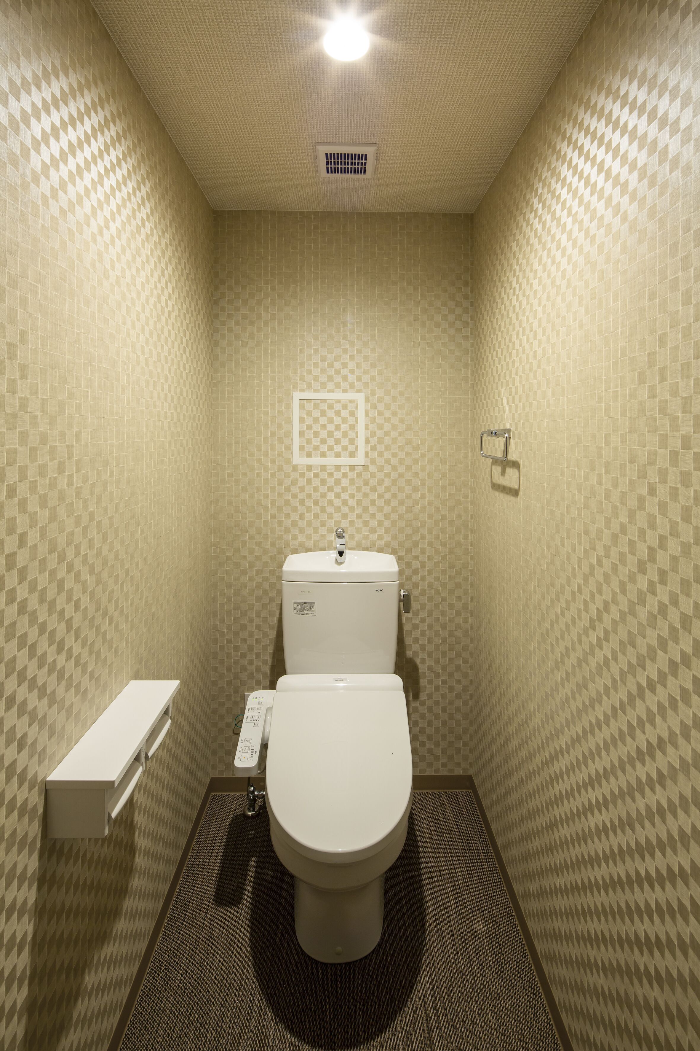 Un baño pequeño y funcional con inodoro, lavabo y espejo.