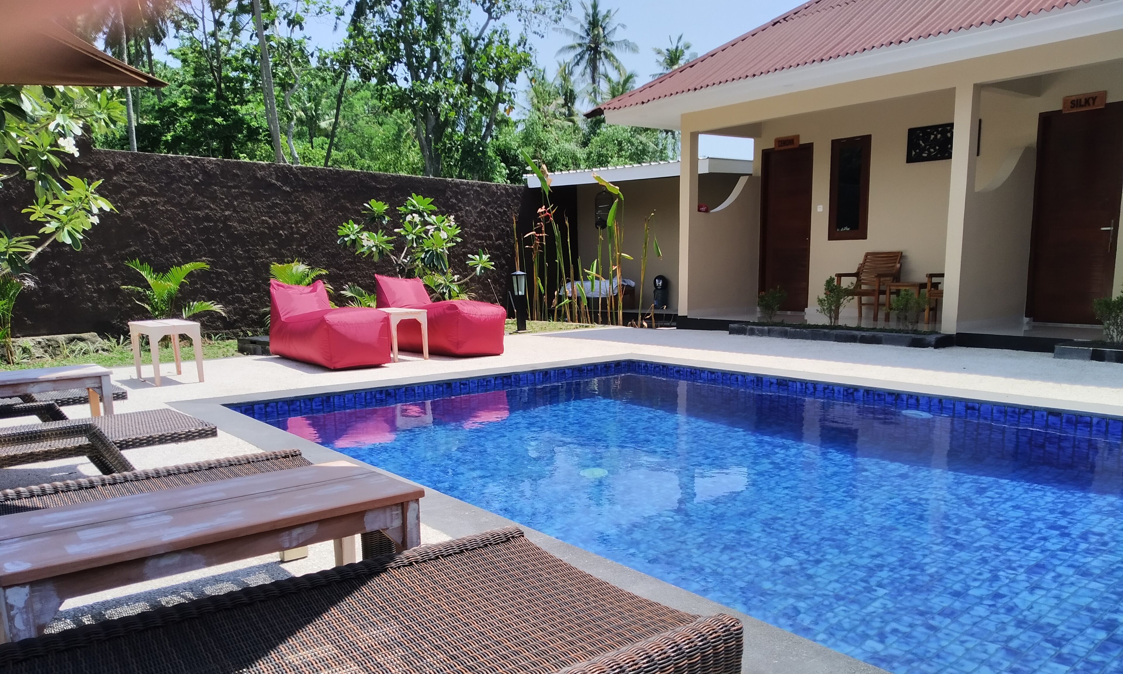 Una piscina al aire libre